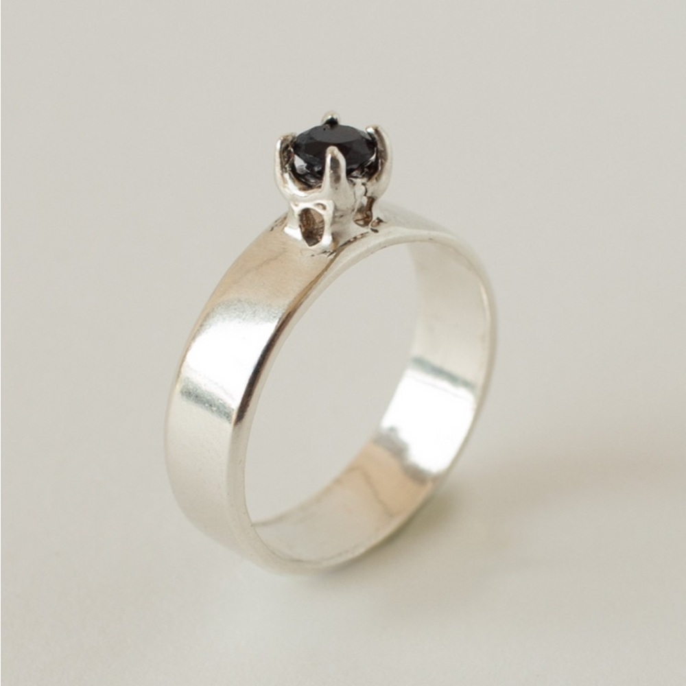 Merewif - Lucinda Ring in Sterling Silver Black Onyx - Size 6 (Catbird like)